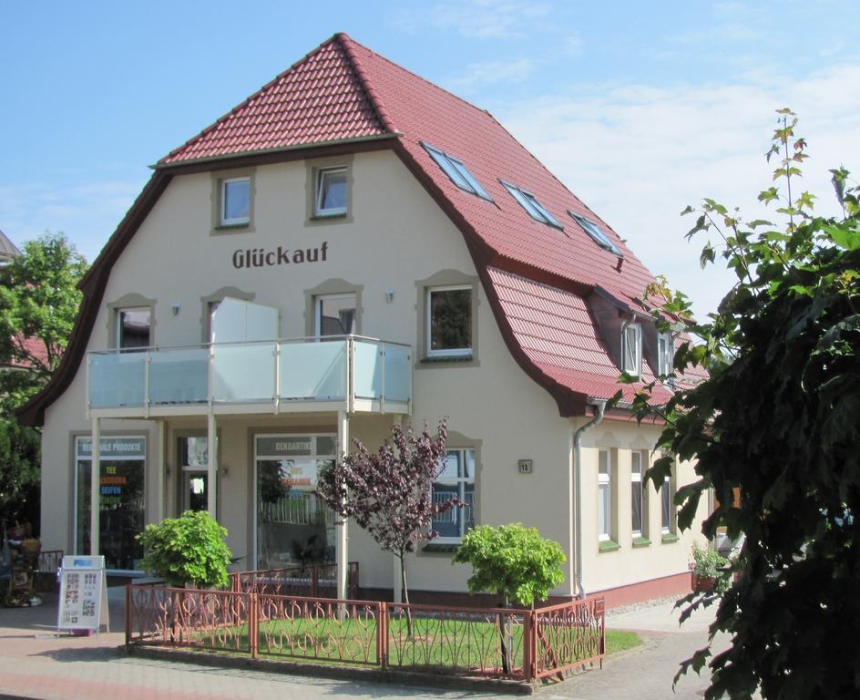 Ferienwohnungen Haus Glueckauf Kölpinsee Buitenkant foto